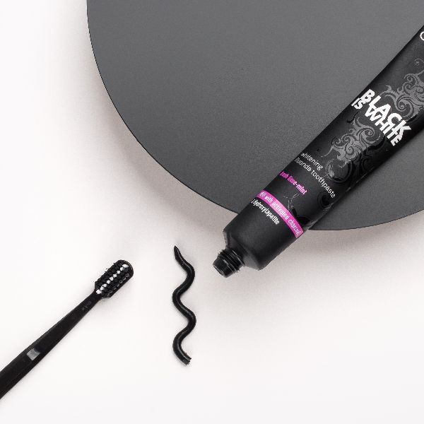 BLACK IS WHITE SET (BIW pasta 90ml + Black cepillo